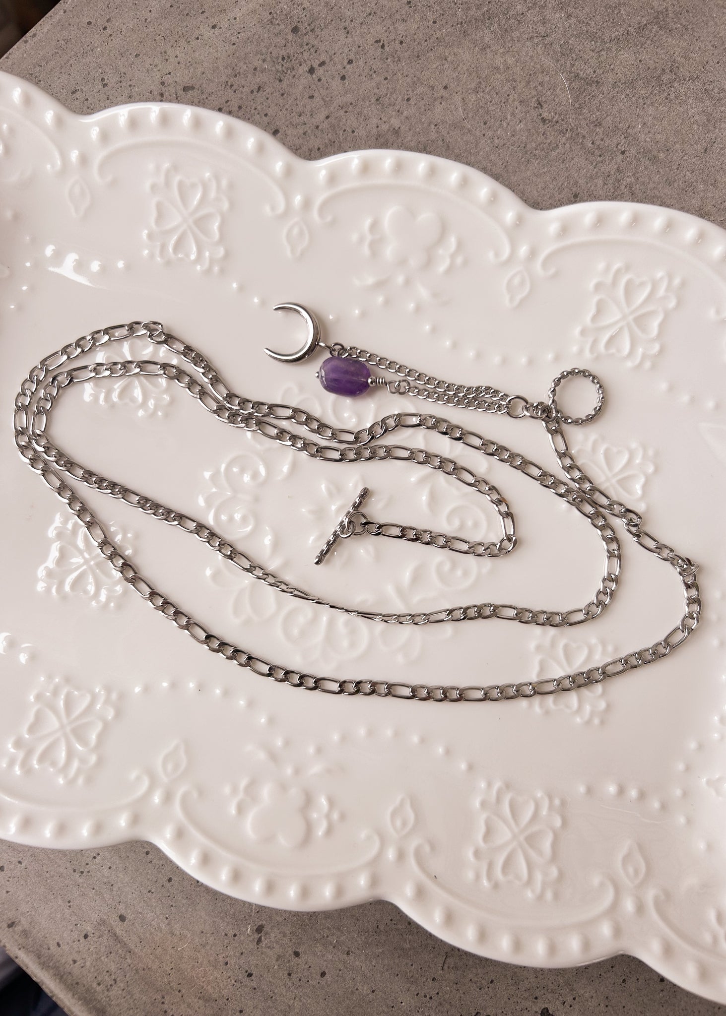 Chaîne de taille en acier inoxydable, améthyste et pendentif lune, fermoir toggle, sur mesure. Style céleste, boho, mystique. Fait main à Montréal.