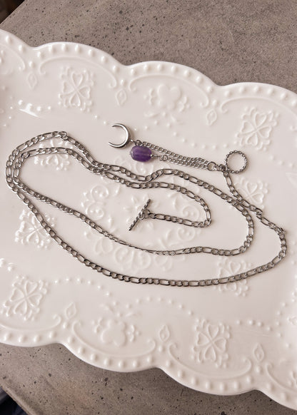 Chaîne de taille en acier inoxydable, améthyste et pendentif lune, fermoir toggle, sur mesure. Style céleste, boho, mystique. Fait main à Montréal.
