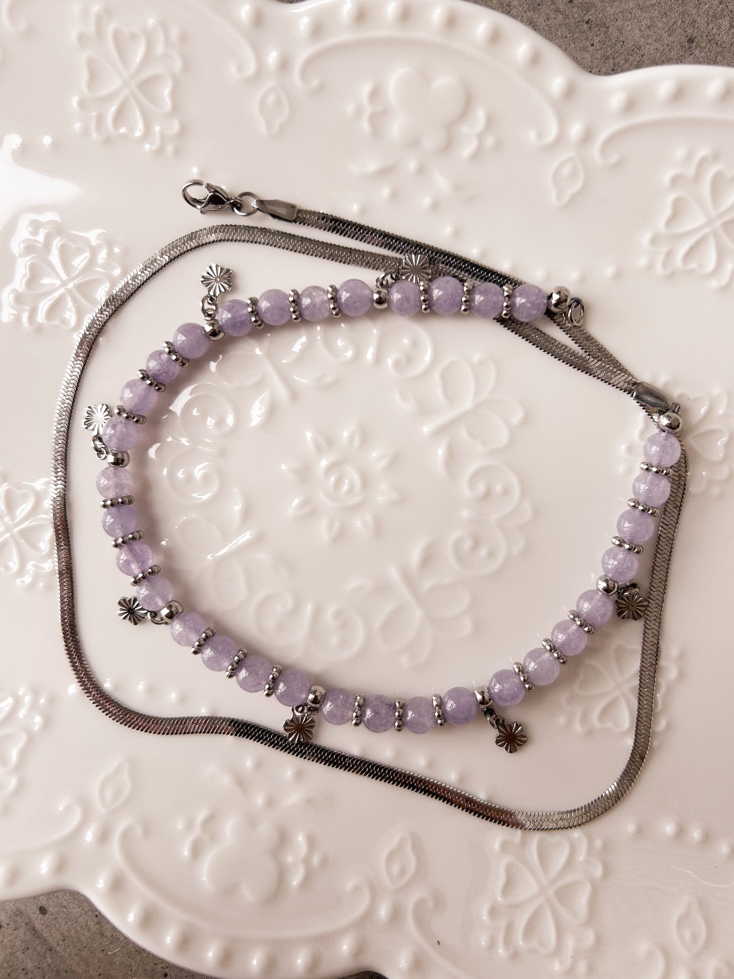 Chaîne de taille en acier inoxydable et perles d'agate lavande, charms fleur, sur mesure. Style boho, cristaux, body chain. Fait main à Montréal.