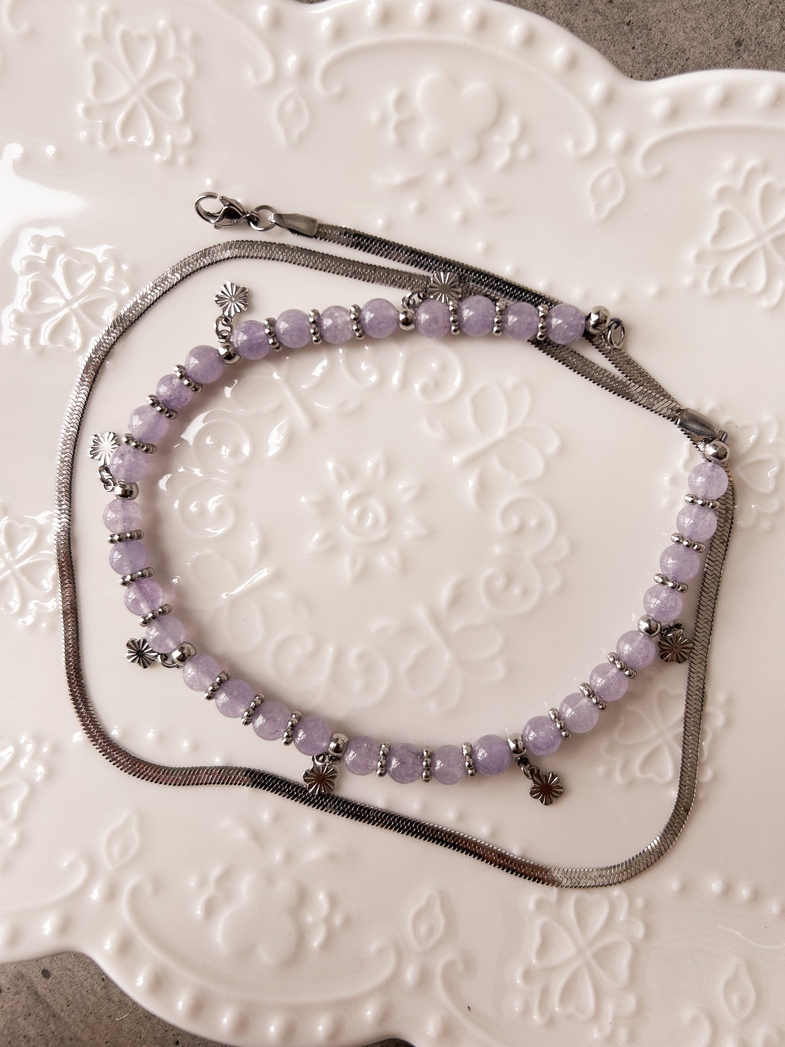 Chaîne de taille en acier inoxydable et perles d'agate lavande, charms fleur, sur mesure. Style boho, cristaux, body chain. Fait main à Montréal.