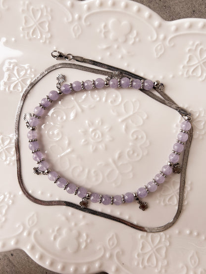 Chaîne de taille en acier inoxydable et perles d'agate lavande, charms fleur, sur mesure. Style boho, cristaux, body chain. Fait main à Montréal.