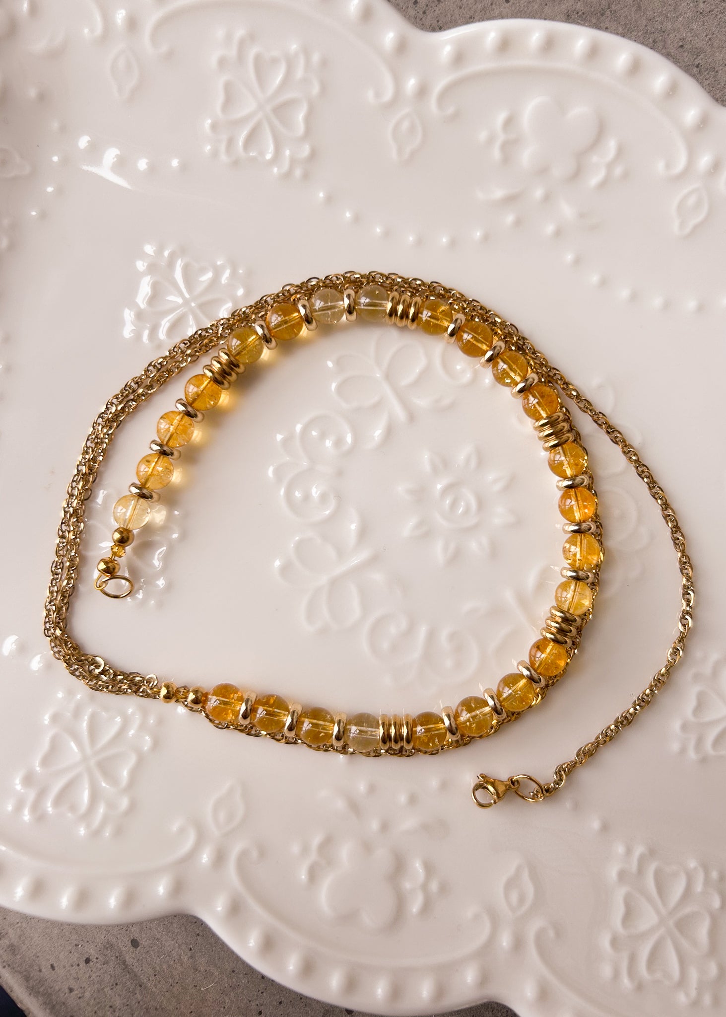 Chaîne de taille en acier inoxydable plaqué or et citrine prestige, sur mesure. Style boho, cristaux, body chain dorée. Fait main à Montréal.