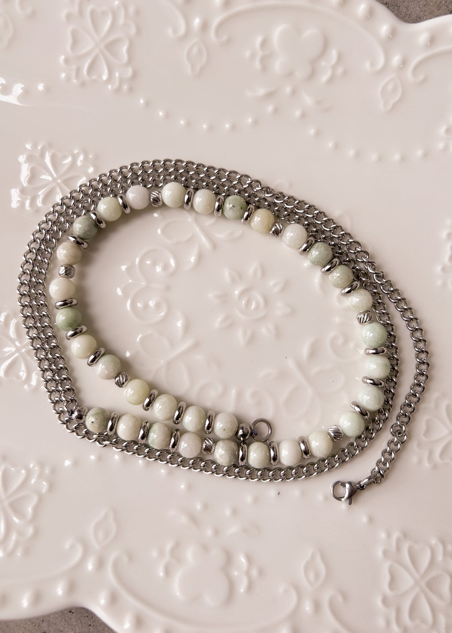 Chaîne de taille en acier inoxydable et jade prestige blanc-crème, sur mesure. Style boho, cristaux, minimaliste, body chain. Fait main à Montréal.