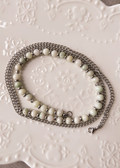 Chaîne de taille en acier inoxydable et jade prestige blanc-crème, sur mesure. Style boho, cristaux, minimaliste, body chain. Fait main à Montréal.