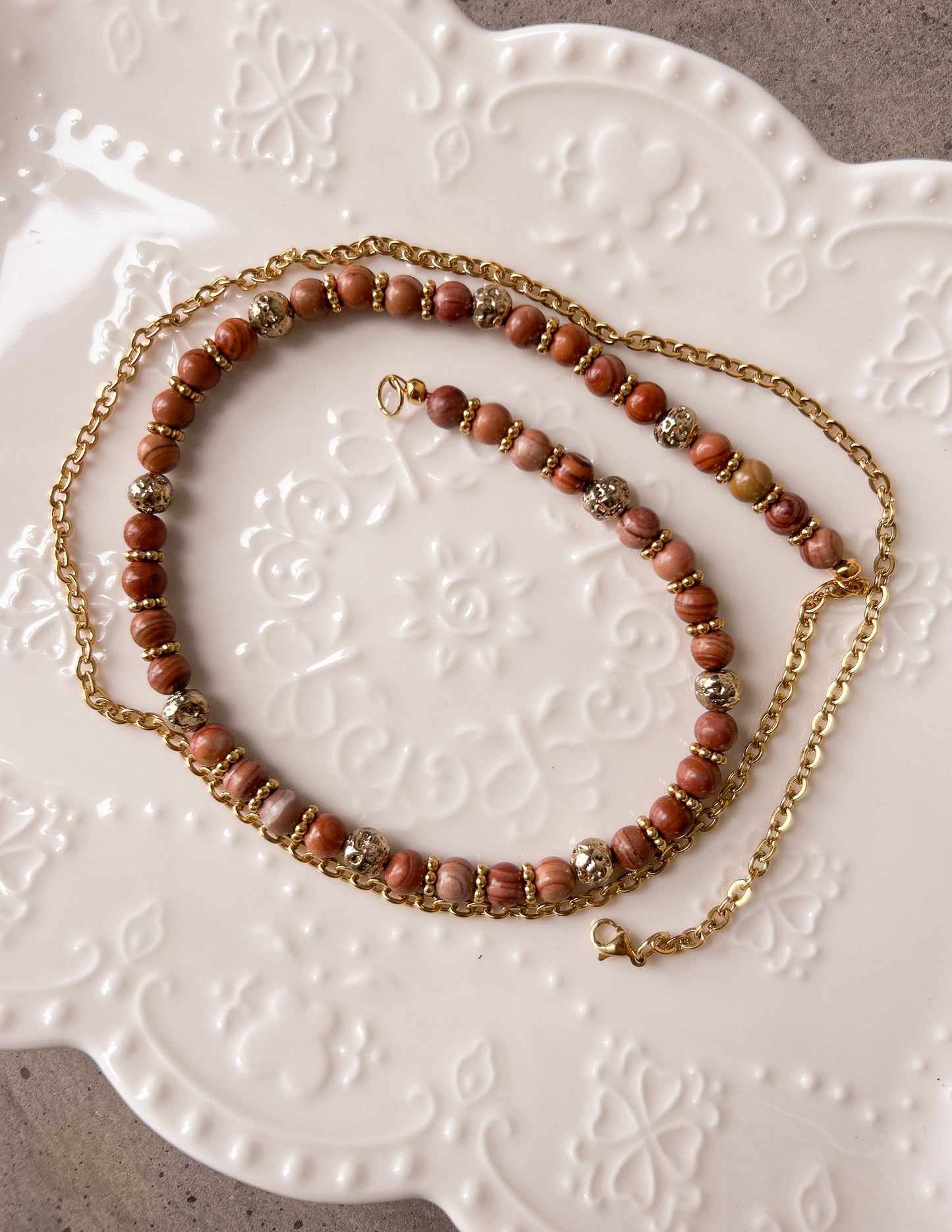 Chaîne de taille en acier inoxydable plaqué or, jaspe paysage et perles de lave, sur mesure. Style boho, désert, cristaux, body chain. Fait main à Montréal.