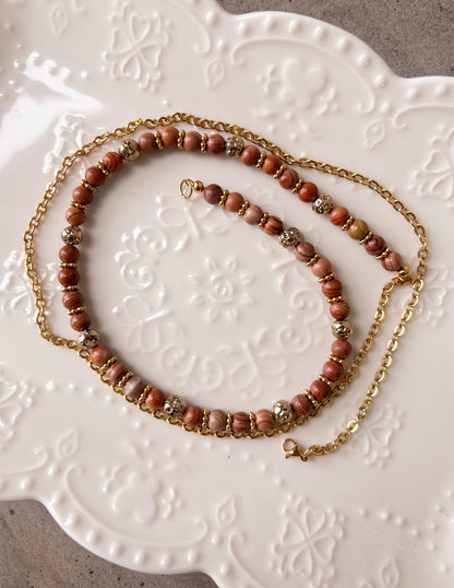 Chaîne de taille en acier inoxydable plaqué or, jaspe paysage et perles de lave, sur mesure. Style boho, désert, cristaux, body chain. Fait main à Montréal.