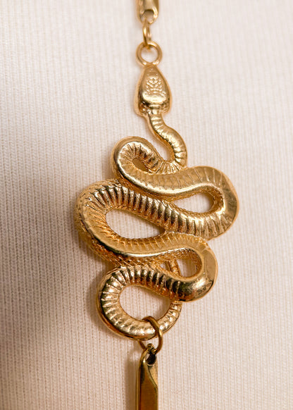 Chaîne de corps en acier inoxydable plaqué or avec serpent central. Bijou sensuel, minimaliste, festival, look mystique.