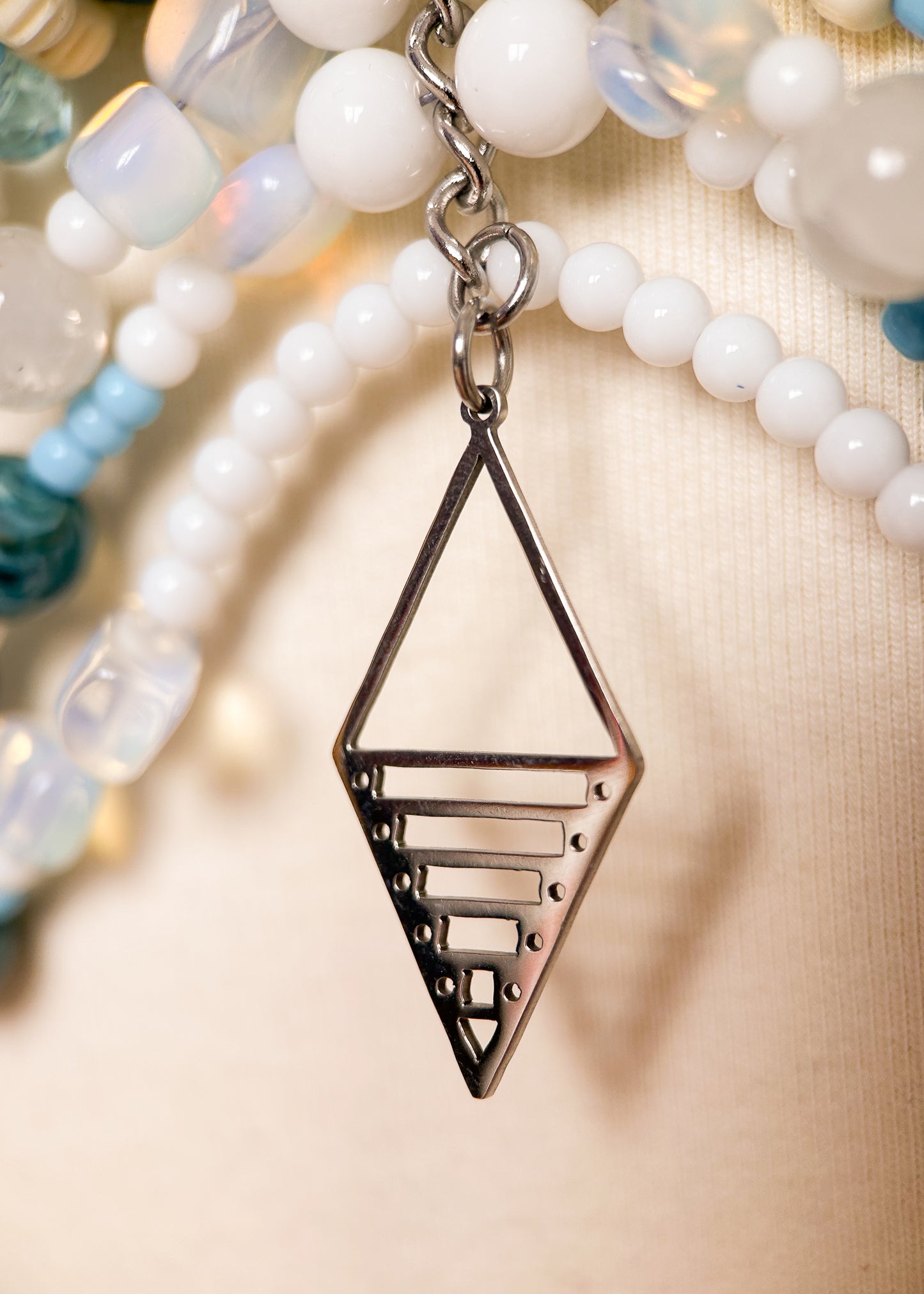 Brassière unique en perles de verre et cristal upcyclées, chaînes et pendentif losange en acier. Style boho, festival, costume. Fait main à Montréal.