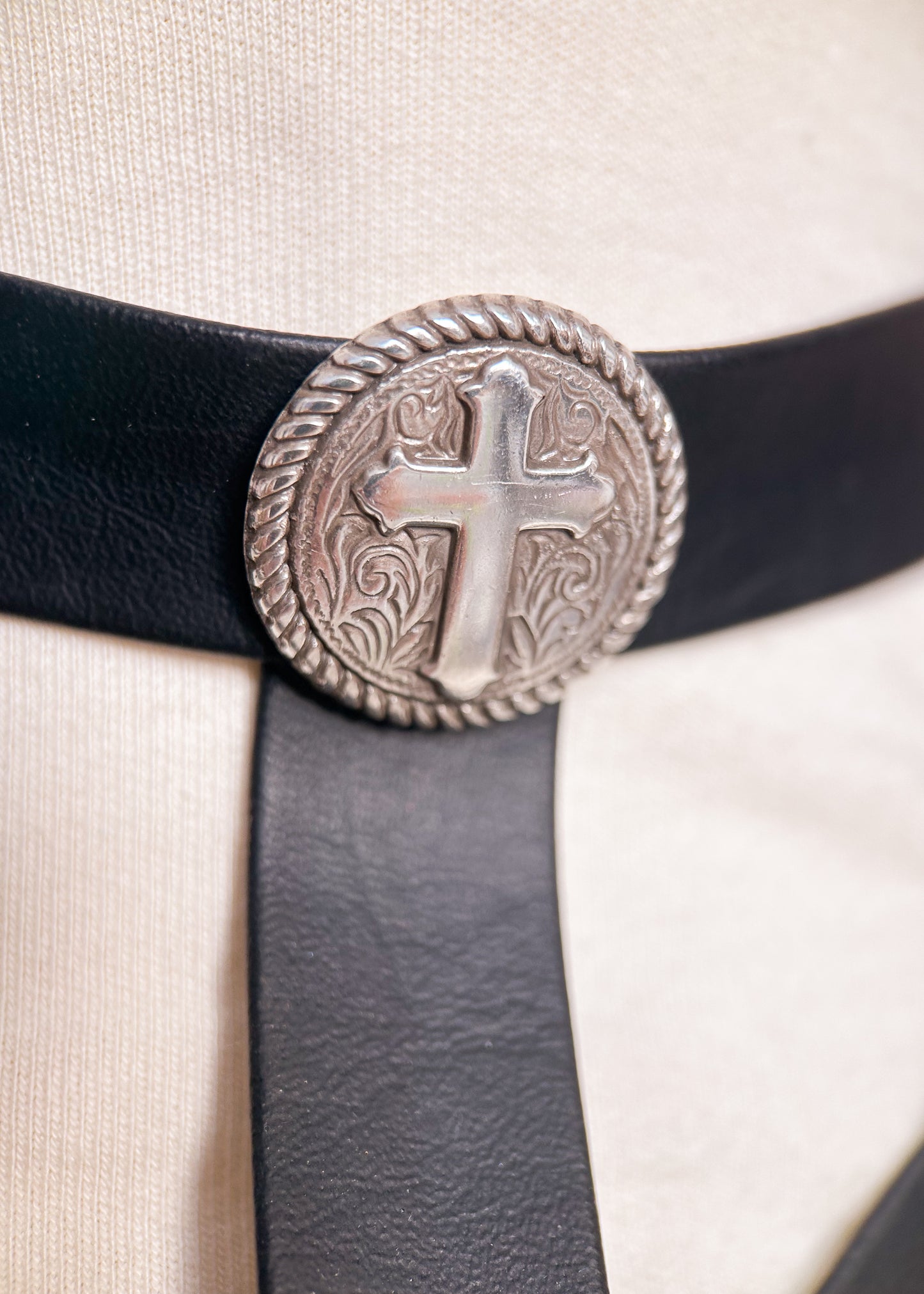 Collier harnais en vinyle noir avec chaînes acier inoxydable et pendentif croix, bijou gothique, festival, costume.