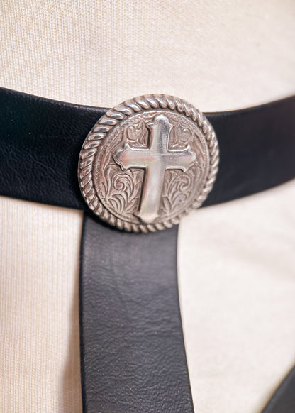 Collier harnais en vinyle noir avec chaînes acier inoxydable et pendentif croix, bijou gothique, festival, costume.