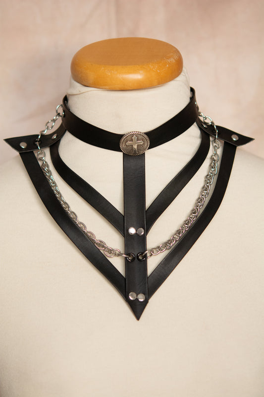 Collier harnais en vinyle noir avec chaînes acier inoxydable et pendentif croix, bijou gothique, festival, costume.