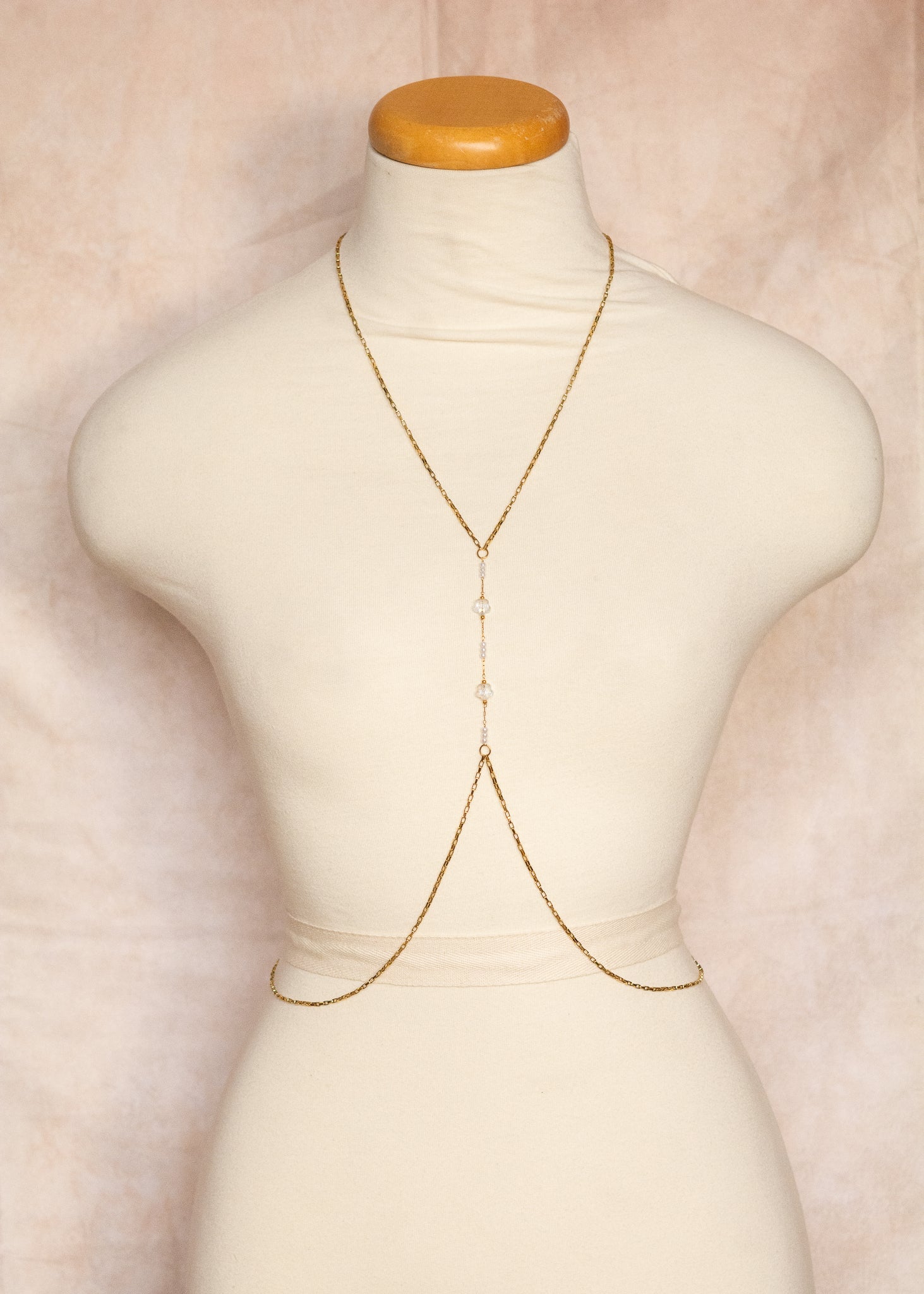 Chaîne de corps fine en acier inoxydable plaqué or avec perles blanches. Bijou délicat, minimaliste, festival, été, mariage.
