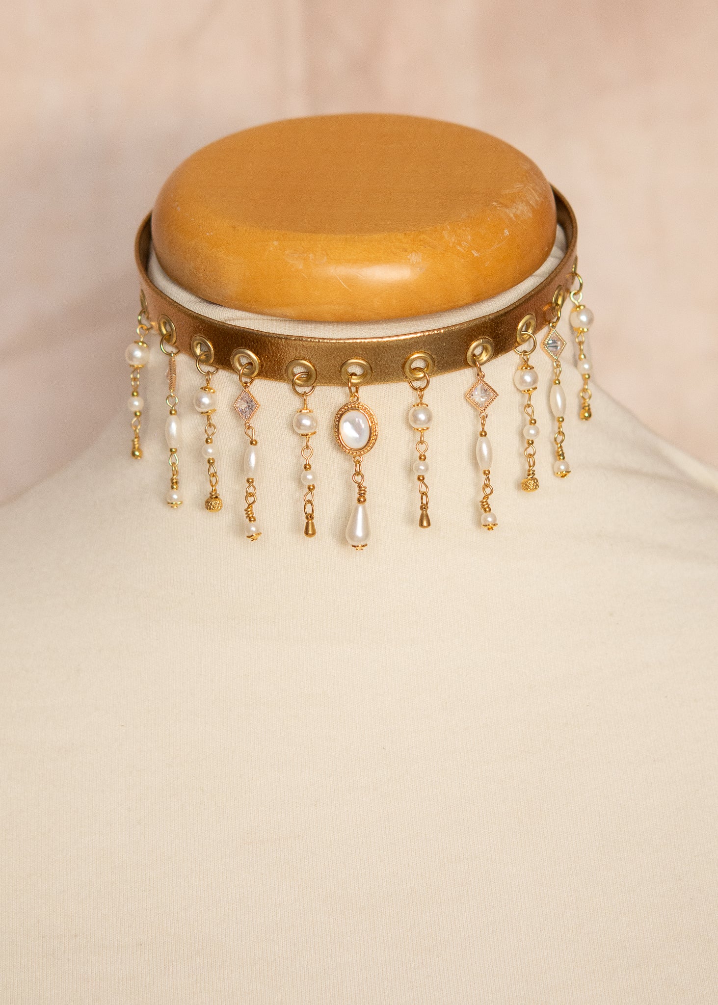 Collier tour de cou en vinyle doré avec perles nacrées et chaînes acier plaqué or, bijou oriental, festival, costume élégant.
