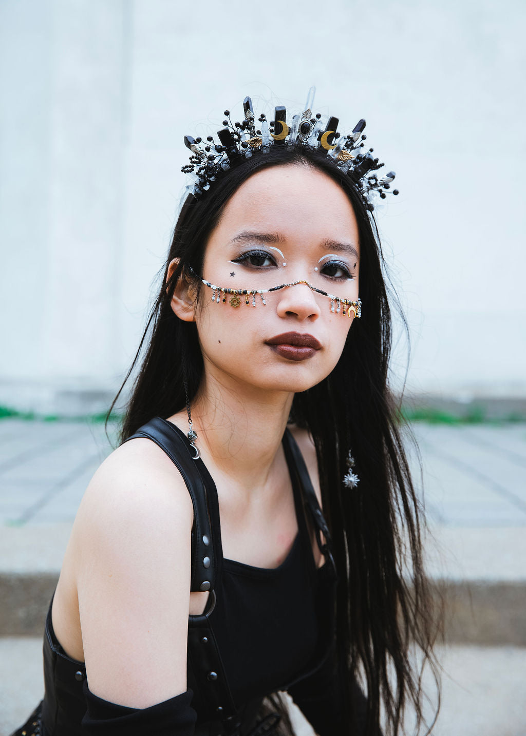 Couronne de quartz et agate noire, chaîne de visage noir et or, pyrite et labradorite. Bijou facial éclipse, goth, festival, fait main à Montréal.