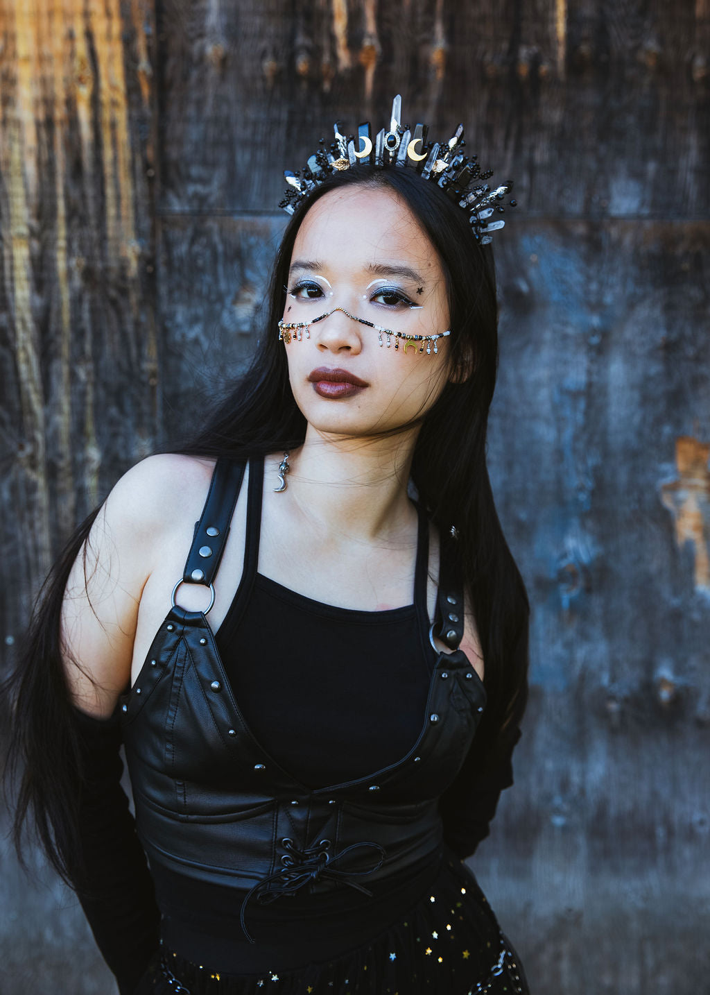 Couronne de quartz et agate noire, chaîne de visage noir et or, pyrite et labradorite. Bijou facial éclipse, goth, festival, fait main à Montréal.