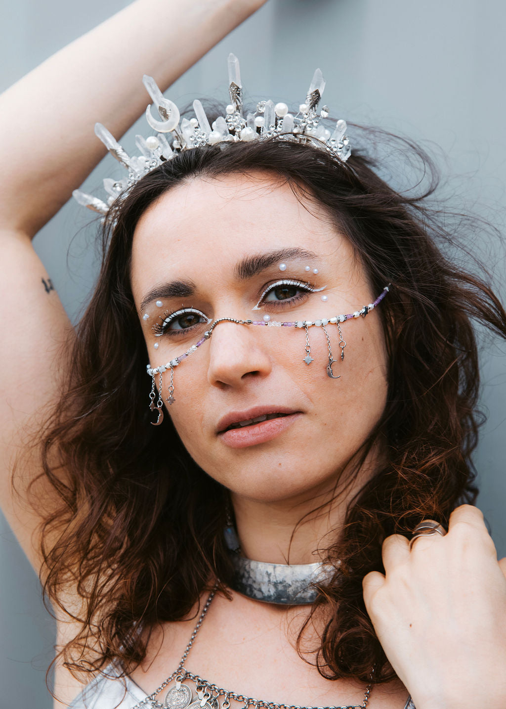 Couronne de quartz et chaîne de visage améthyste et pierre de lune. Bijou facial witchy, lune, festival, mariage alternatif, fait main à Montréal.