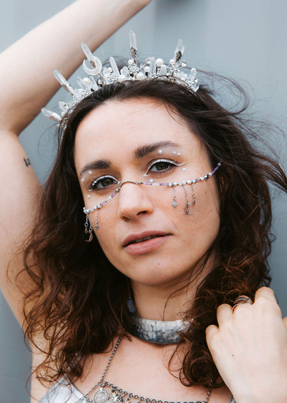 Couronne de quartz et chaîne de visage améthyste et pierre de lune. Bijou facial witchy, lune, festival, mariage alternatif, fait main à Montréal.