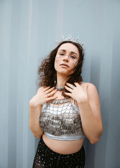 Couronne de quartz et chaîne de visage améthyste et pierre de lune. Bijou facial witchy, lune, festival, mariage alternatif, fait main à Montréal.