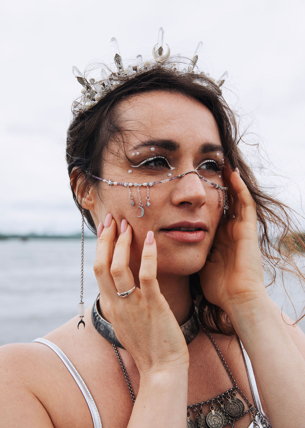 Couronne de quartz et chaîne de visage améthyste et pierre de lune. Bijou facial witchy, lune, festival, mariage alternatif, fait main à Montréal.