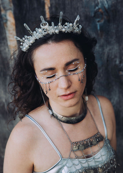 Couronne de quartz et chaîne de visage améthyste et pierre de lune. Bijou facial witchy, lune, festival, mariage alternatif, fait main à Montréal.