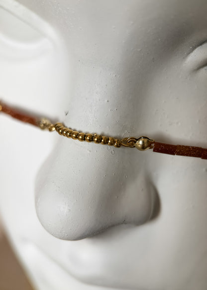 Couronne de quartz et chaîne de visage plaquée or, citrine et grenat. Bijou facial solaire, boho, festival, mariage alternatif, fait main à Montréal.
