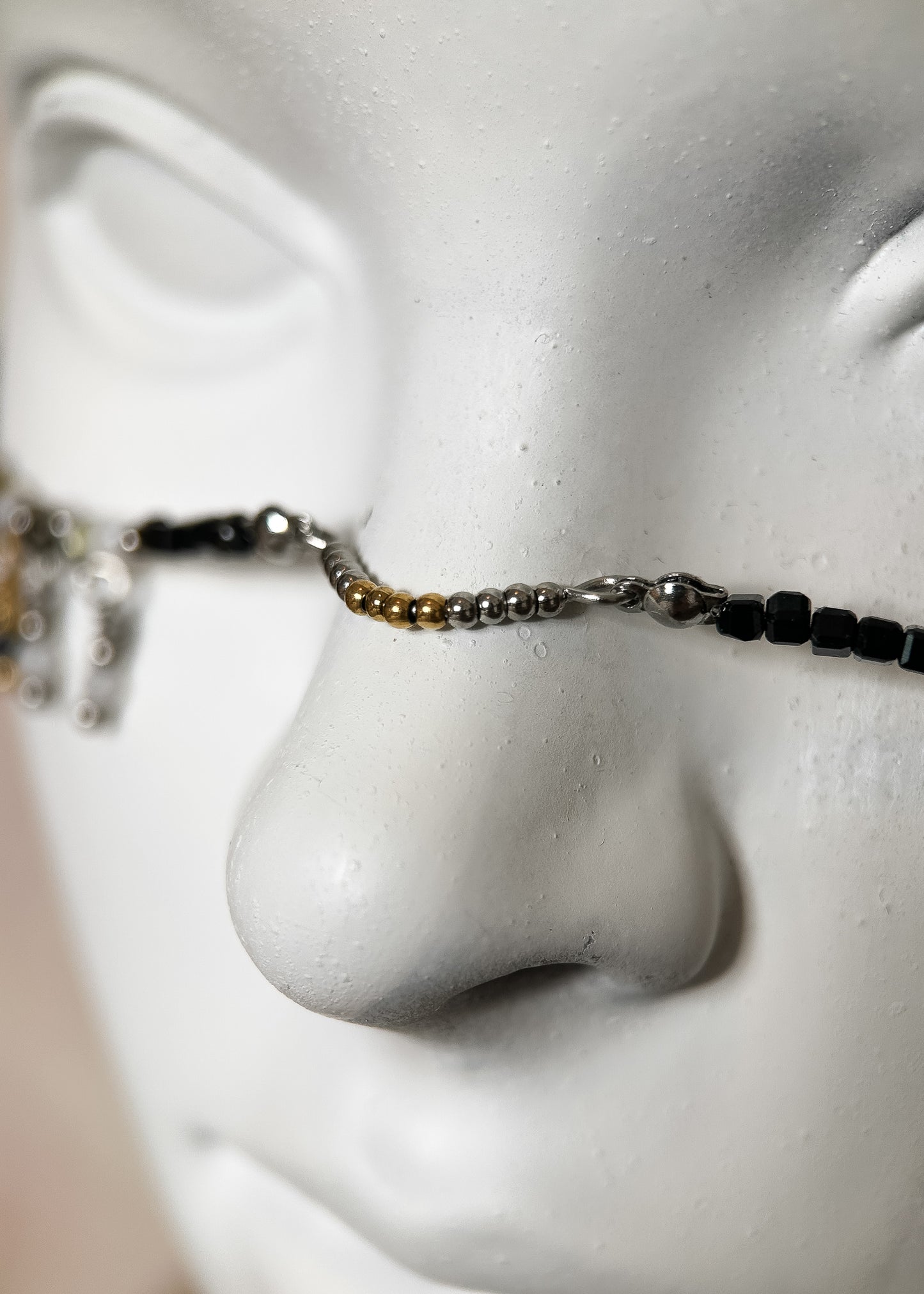 Couronne de quartz et agate noire, chaîne de visage noir et or, pyrite et labradorite. Bijou facial éclipse, goth, festival, fait main à Montréal.