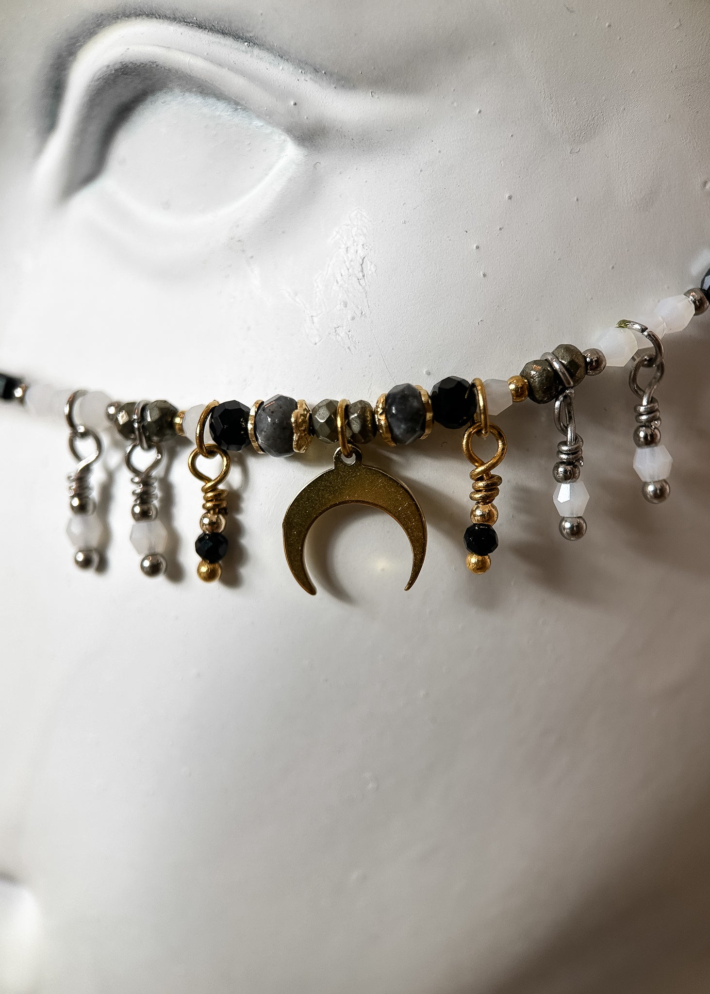 Couronne de quartz et agate noire, chaîne de visage noir et or, pyrite et labradorite. Bijou facial éclipse, goth, festival, fait main à Montréal.