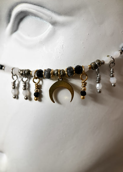Couronne de quartz et agate noire, chaîne de visage noir et or, pyrite et labradorite. Bijou facial éclipse, goth, festival, fait main à Montréal.