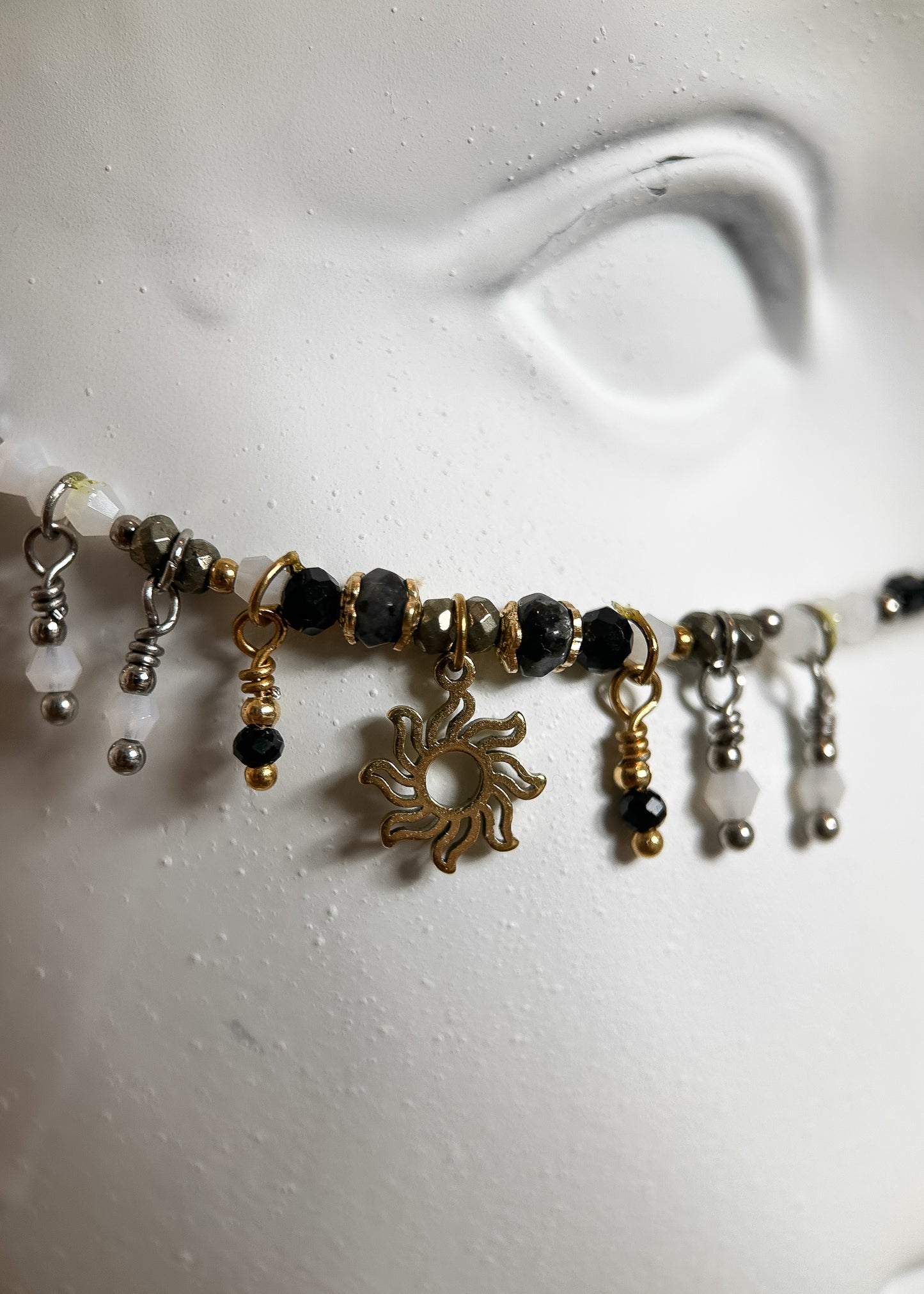 Couronne de quartz et agate noire, chaîne de visage noir et or, pyrite et labradorite. Bijou facial éclipse, goth, festival, fait main à Montréal.