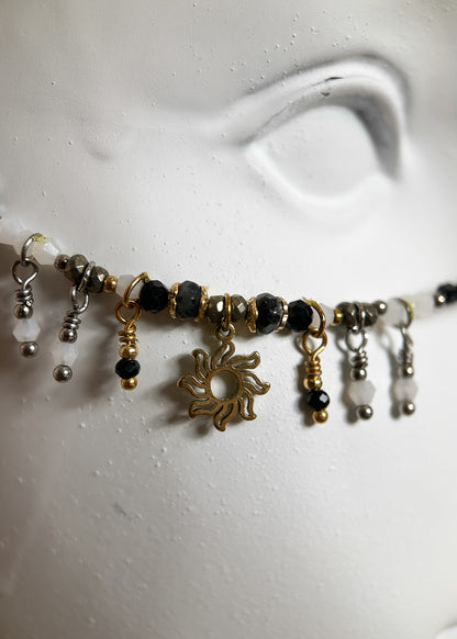 Couronne de quartz et agate noire, chaîne de visage noir et or, pyrite et labradorite. Bijou facial éclipse, goth, festival, fait main à Montréal.