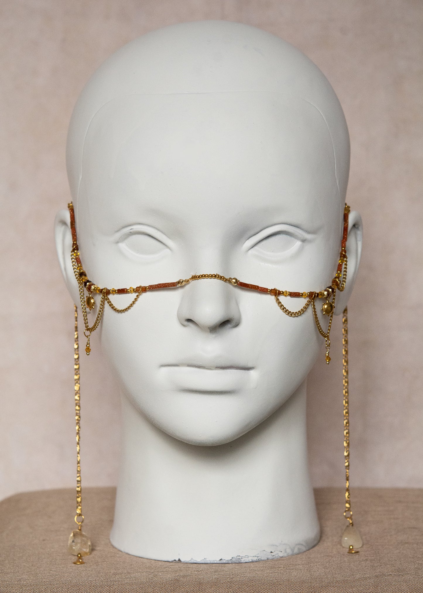 Couronne de quartz et chaîne de visage plaquée or, citrine et grenat. Bijou facial solaire, boho, festival, mariage alternatif, fait main à Montréal.