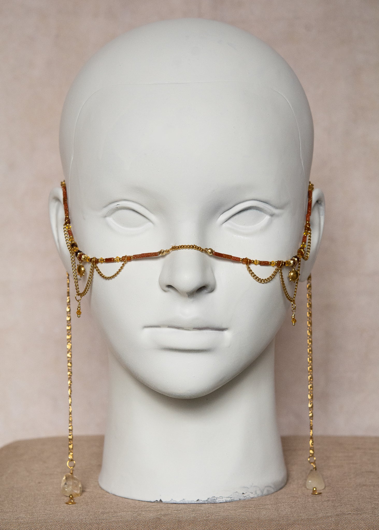 Couronne de quartz et chaîne de visage plaquée or, citrine et grenat. Bijou facial solaire, boho, festival, mariage alternatif, fait main à Montréal.