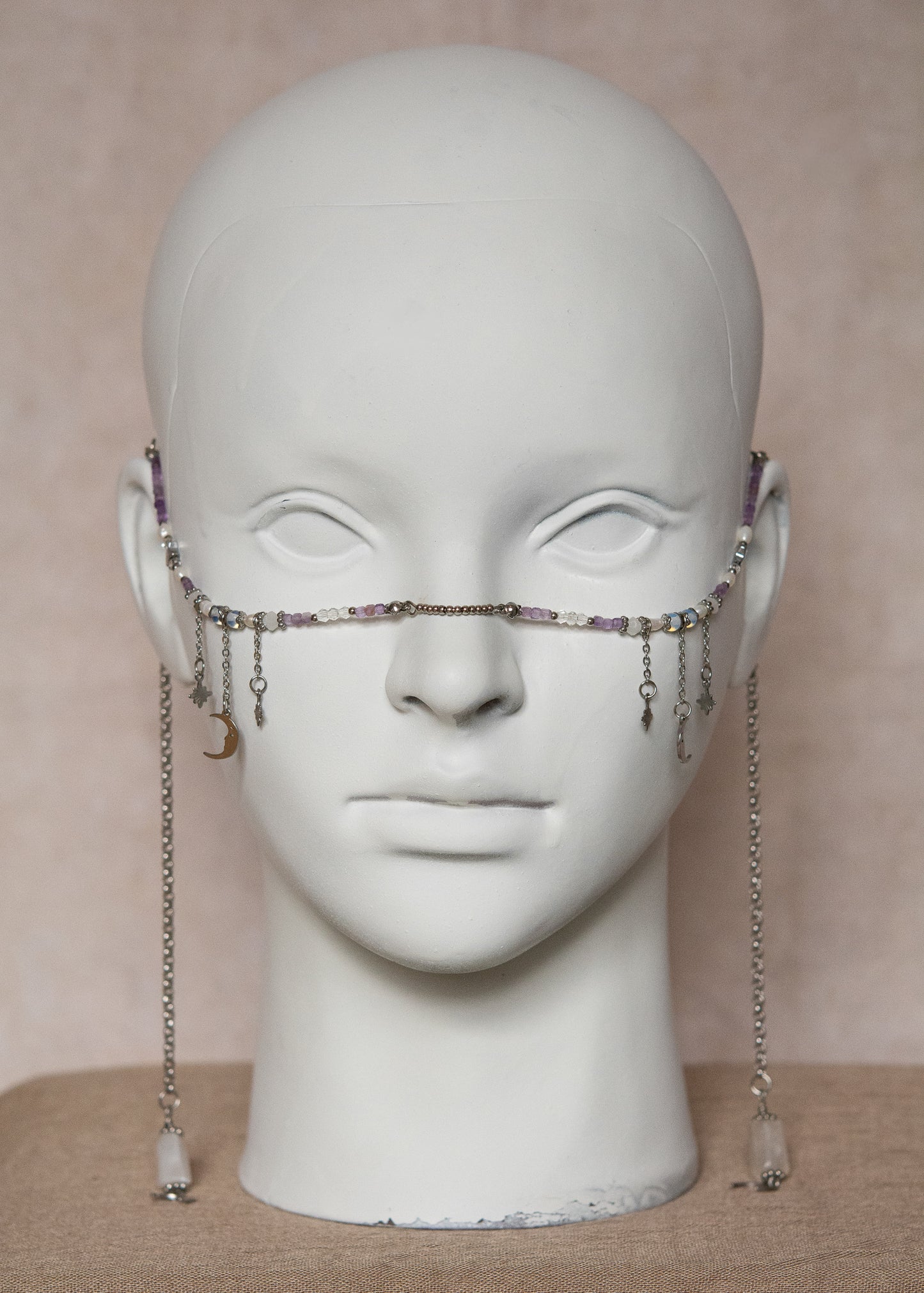 Couronne de quartz et chaîne de visage améthyste et pierre de lune. Bijou facial witchy, lune, festival, mariage alternatif, fait main à Montréal.