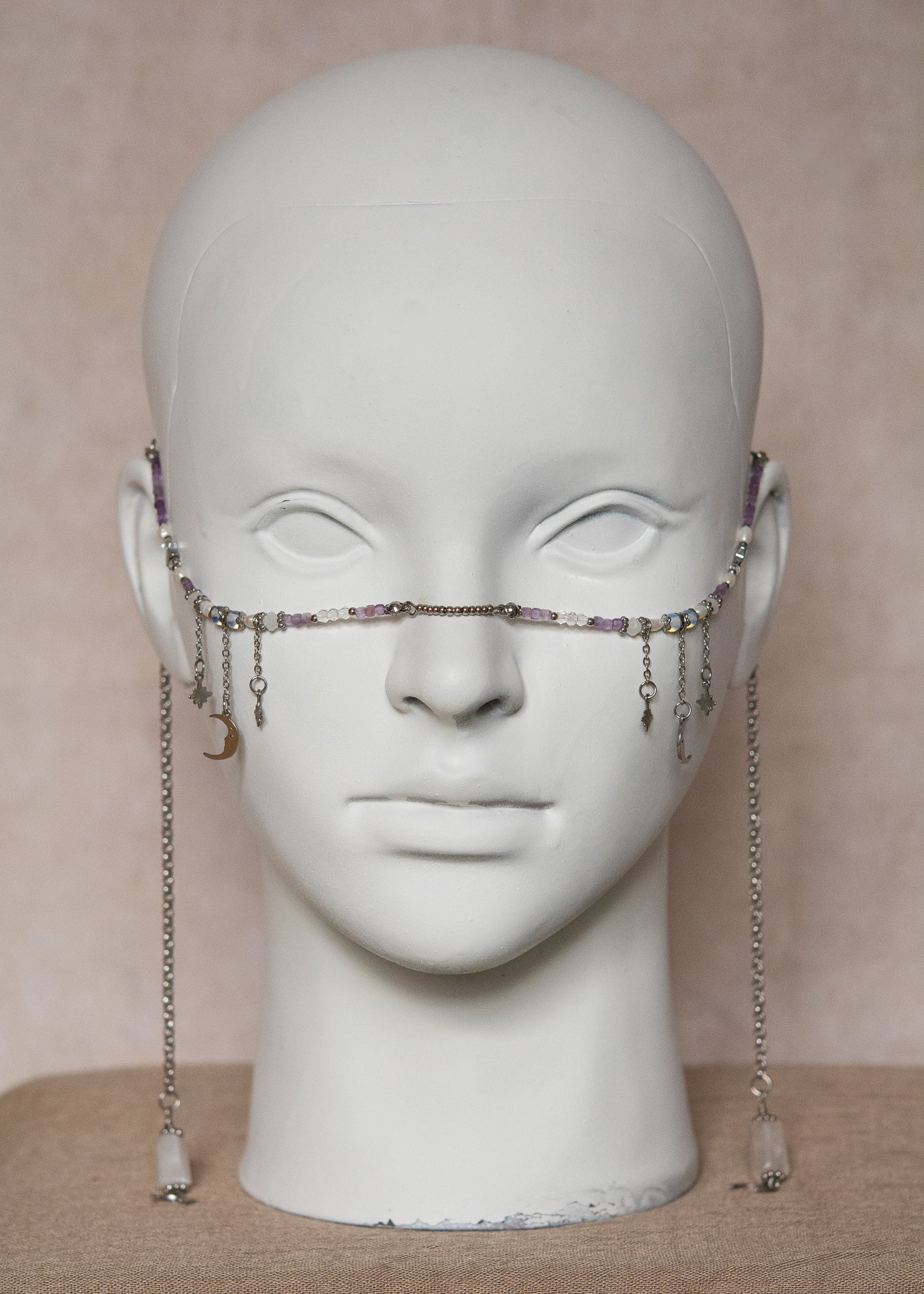 Couronne de quartz et chaîne de visage améthyste et pierre de lune. Bijou facial witchy, lune, festival, mariage alternatif, fait main à Montréal.