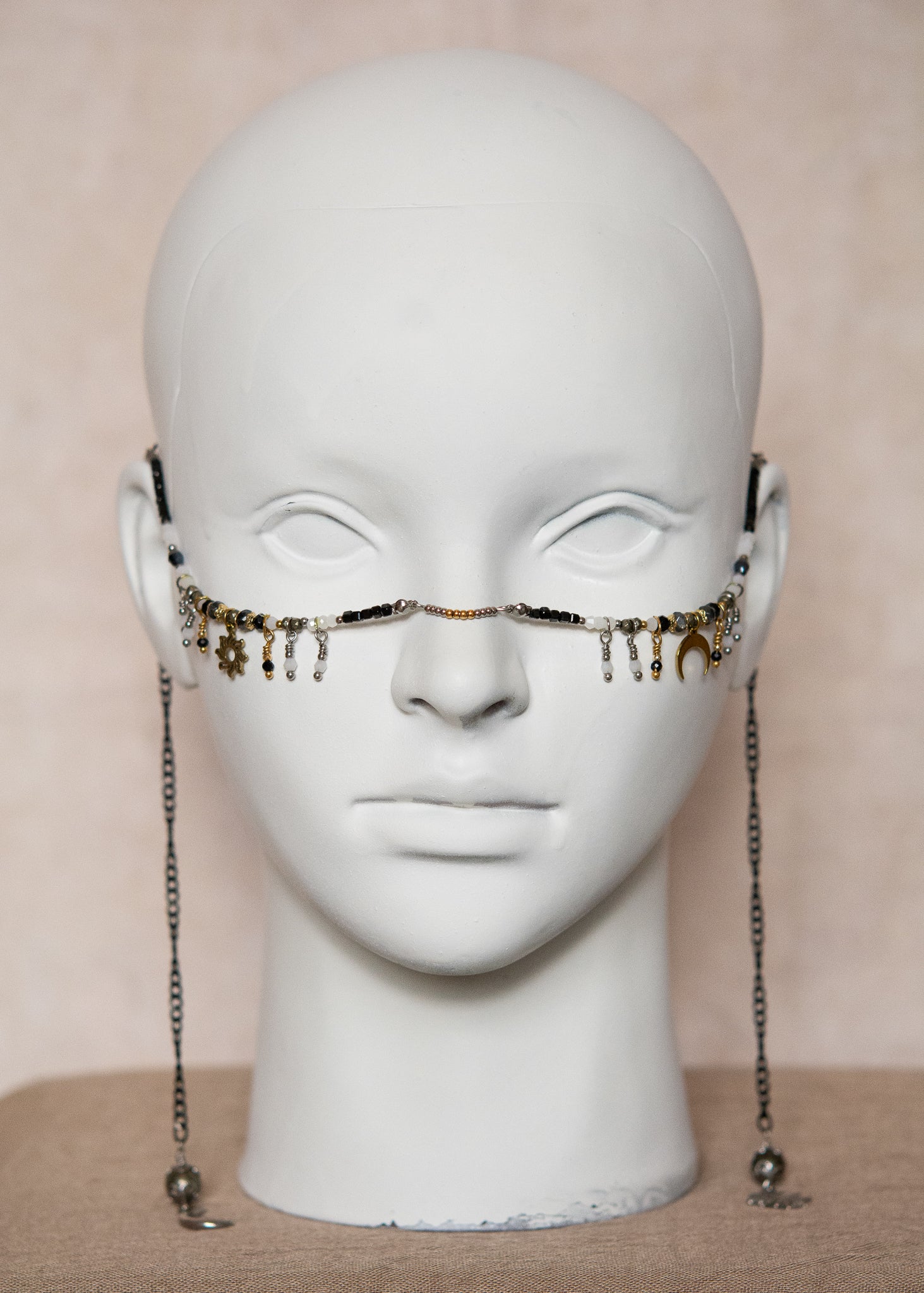 Couronne de quartz et agate noire, chaîne de visage noir et or, pyrite et labradorite. Bijou facial éclipse, goth, festival, fait main à Montréal.