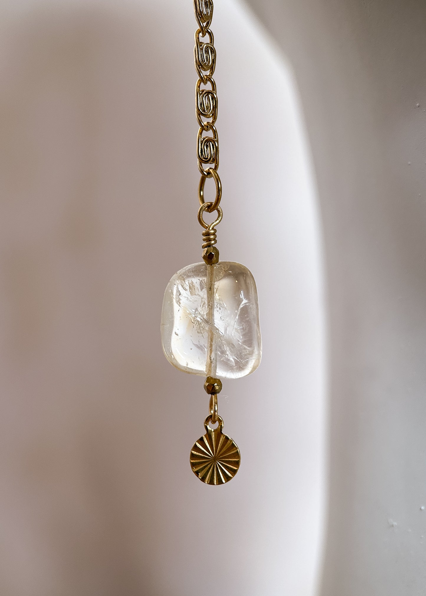 Couronne de quartz et chaîne de visage plaquée or, citrine et grenat. Bijou facial solaire, boho, festival, mariage alternatif, fait main à Montréal.