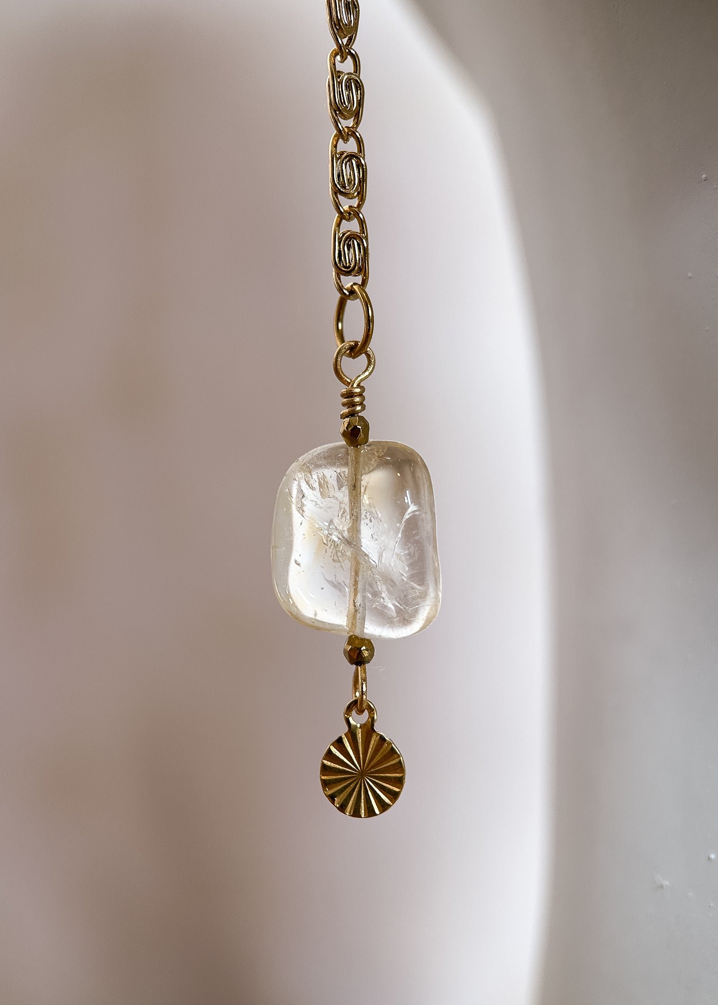 Couronne de quartz et chaîne de visage plaquée or, citrine et grenat. Bijou facial solaire, boho, festival, mariage alternatif, fait main à Montréal.
