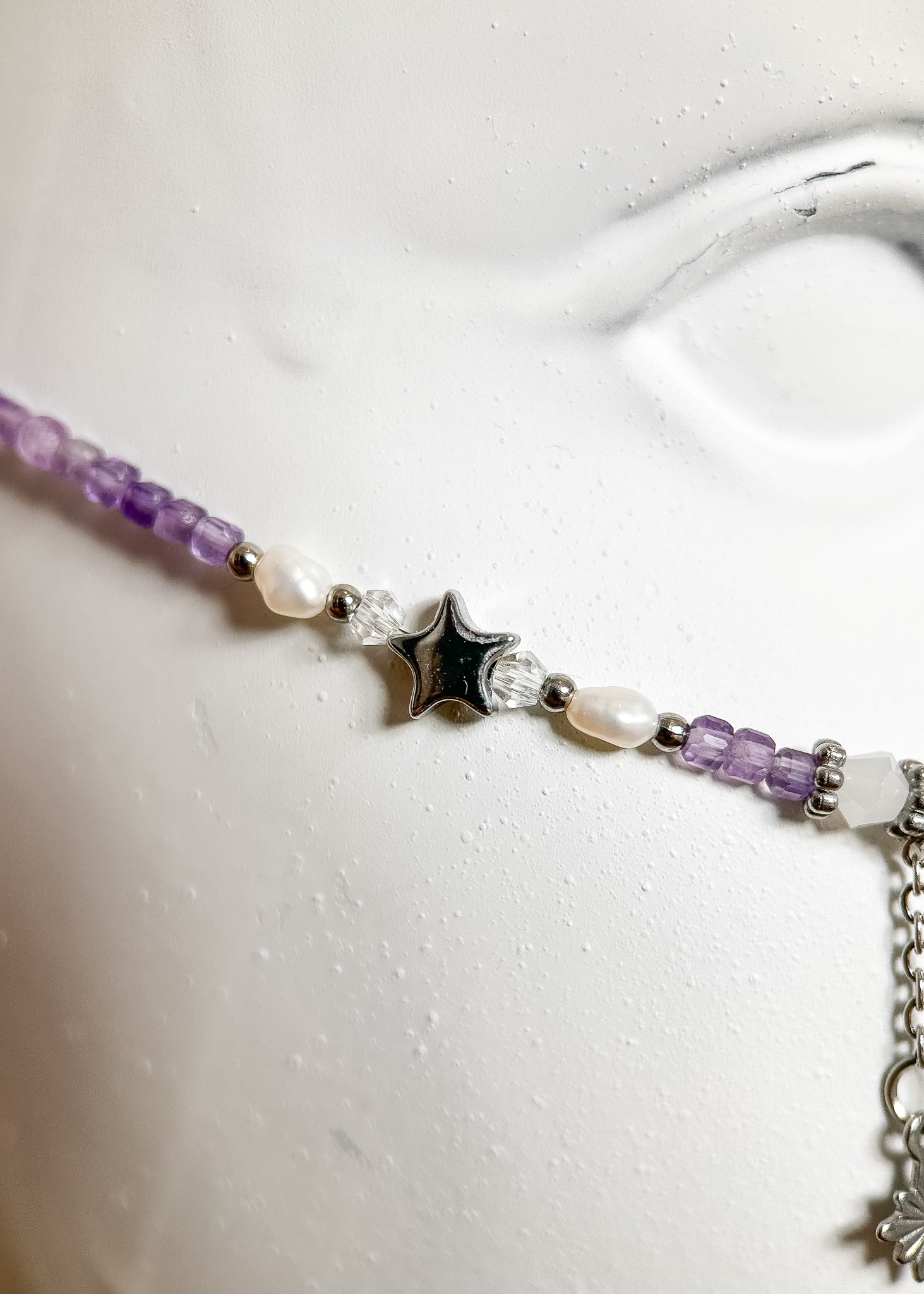 Couronne de quartz et chaîne de visage améthyste et pierre de lune. Bijou facial witchy, lune, festival, mariage alternatif, fait main à Montréal.