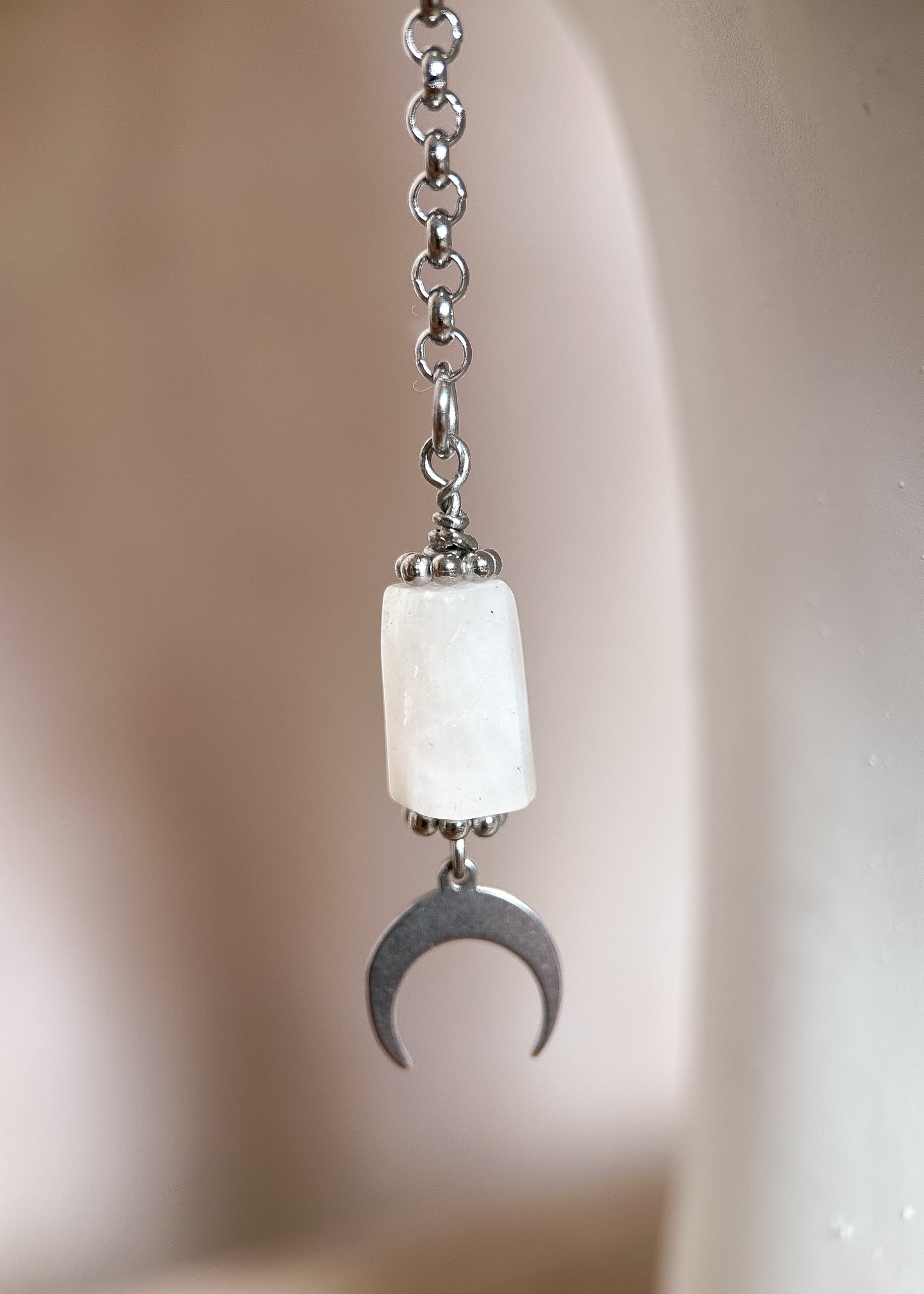 Couronne de quartz et chaîne de visage améthyste et pierre de lune. Bijou facial witchy, lune, festival, mariage alternatif, fait main à Montréal.