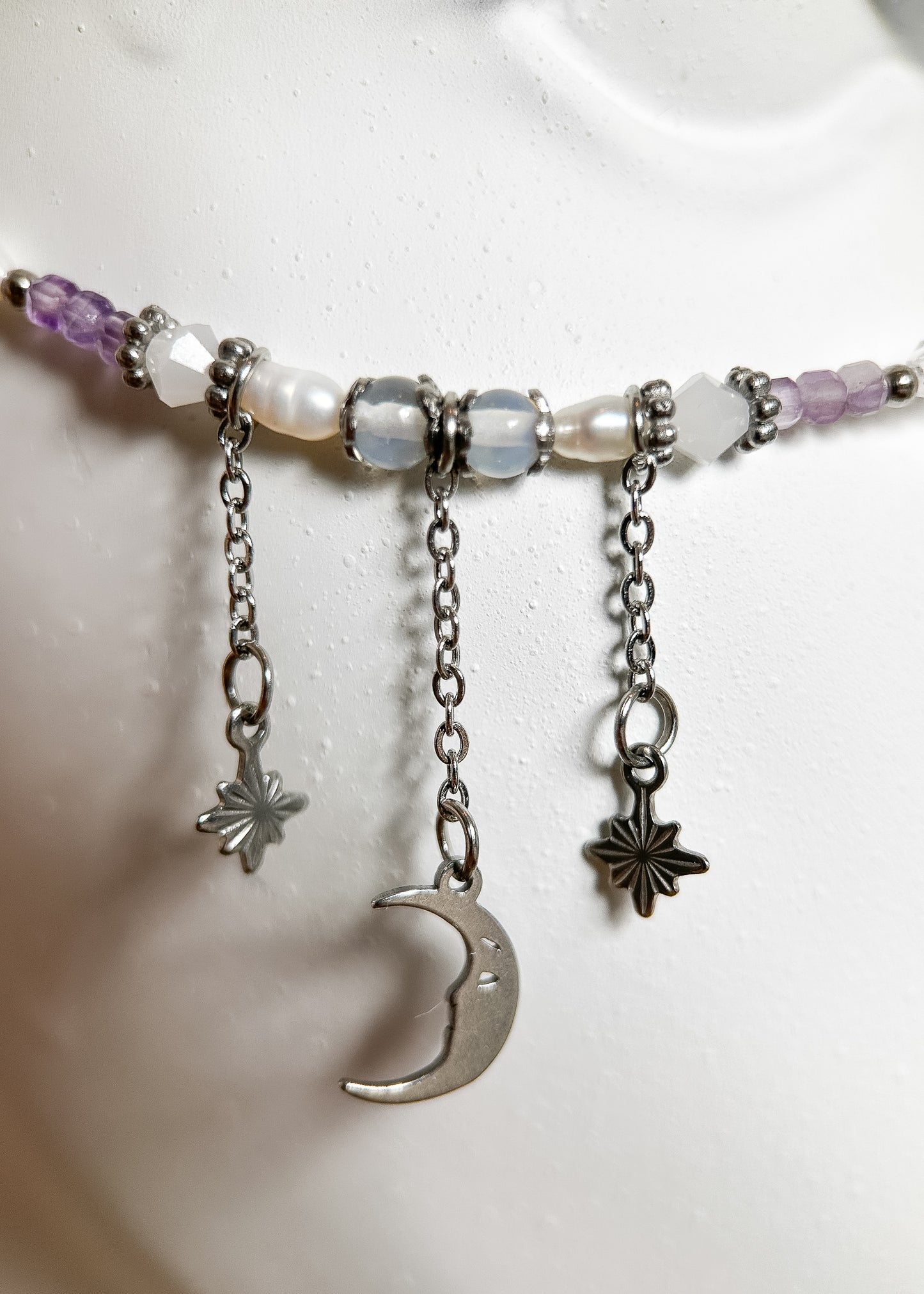 Couronne de quartz et chaîne de visage améthyste et pierre de lune. Bijou facial witchy, lune, festival, mariage alternatif, fait main à Montréal.