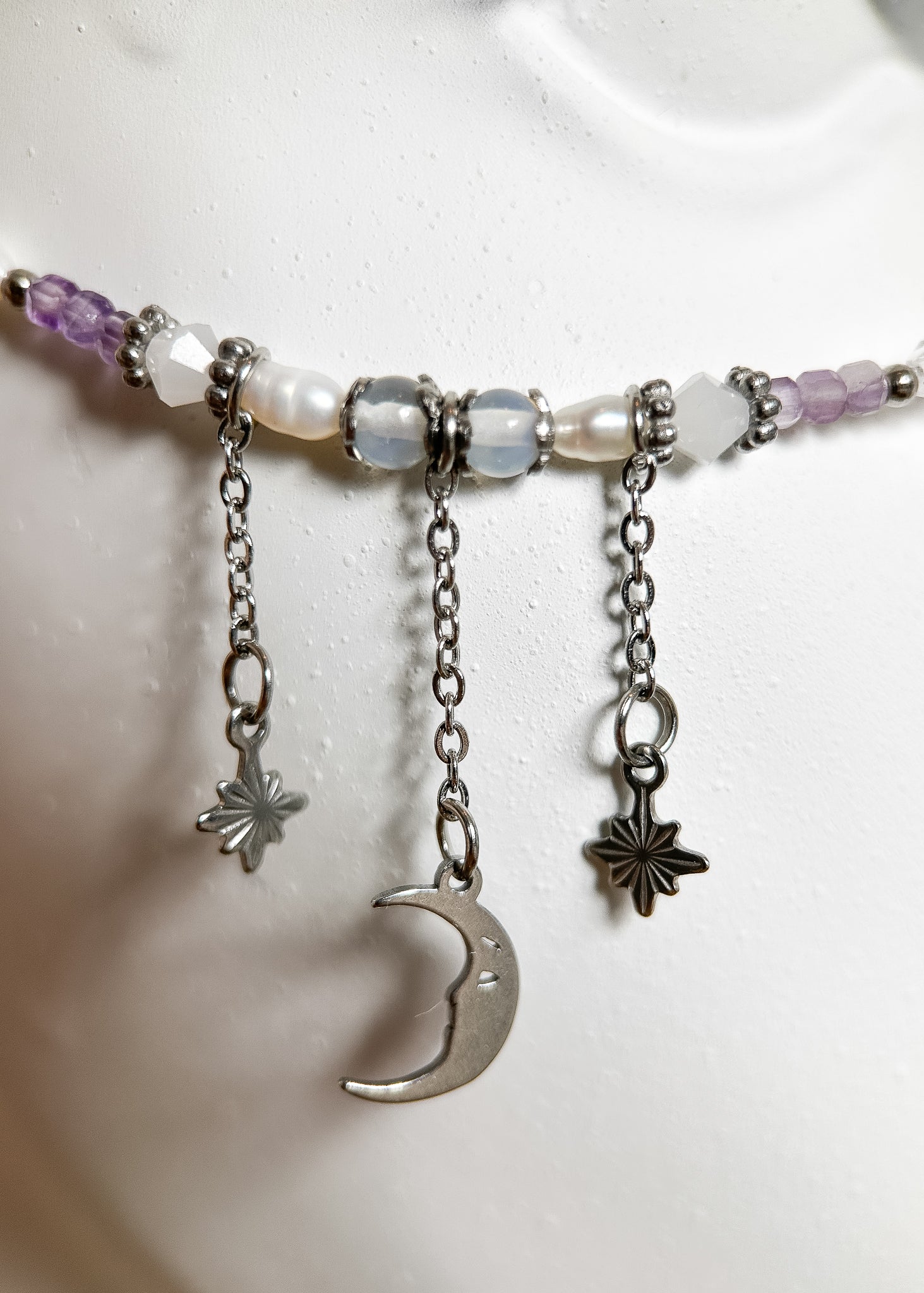 Couronne de quartz et chaîne de visage améthyste et pierre de lune. Bijou facial witchy, lune, festival, mariage alternatif, fait main à Montréal.