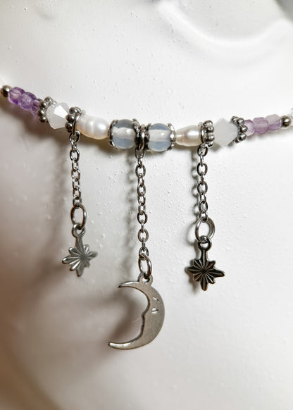 Couronne de quartz et chaîne de visage améthyste et pierre de lune. Bijou facial witchy, lune, festival, mariage alternatif, fait main à Montréal.