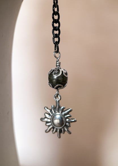Couronne de quartz et agate noire, chaîne de visage noir et or, pyrite et labradorite. Bijou facial éclipse, goth, festival, fait main à Montréal.