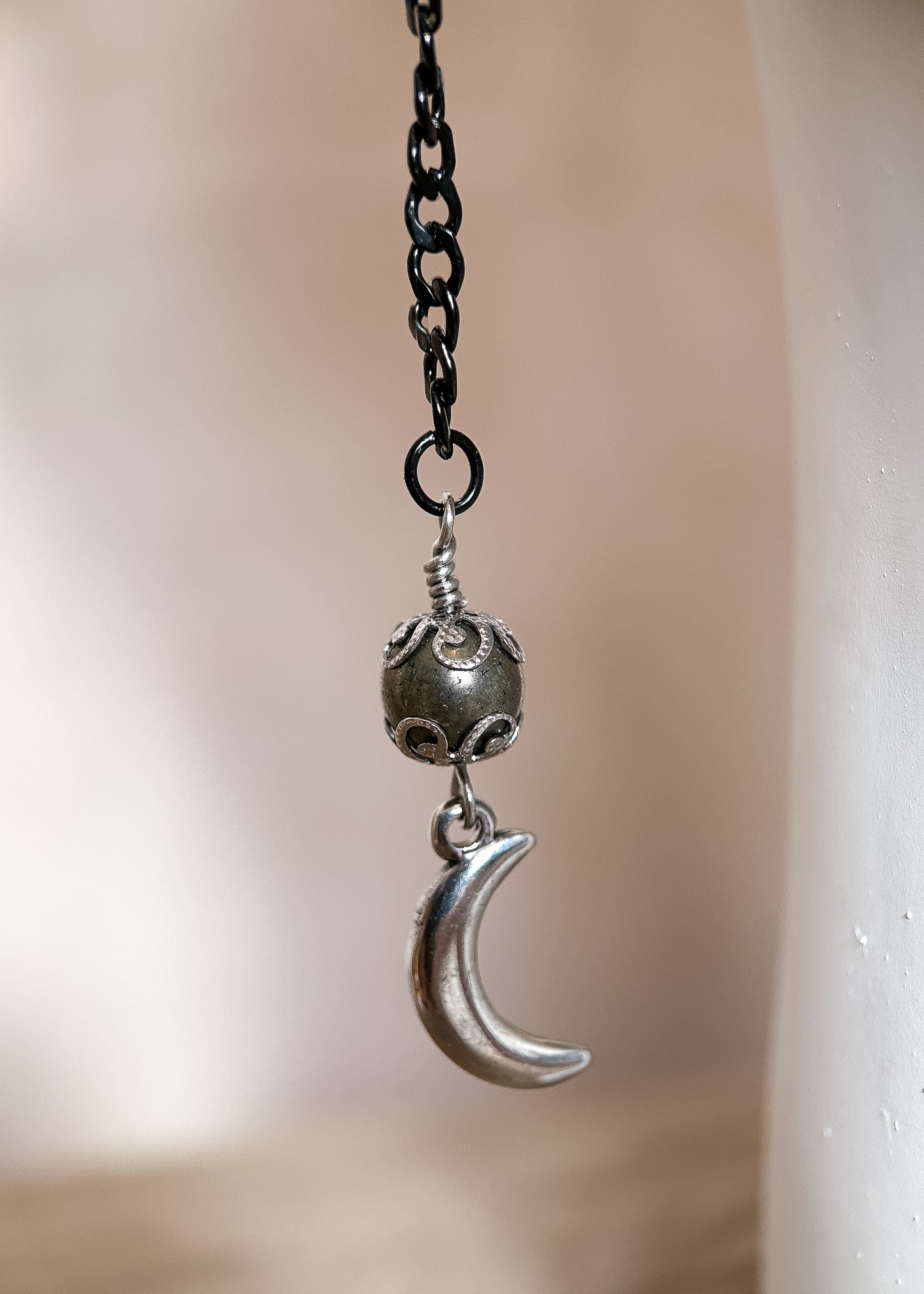 Couronne de quartz et agate noire, chaîne de visage noir et or, pyrite et labradorite. Bijou facial éclipse, goth, festival, fait main à Montréal.