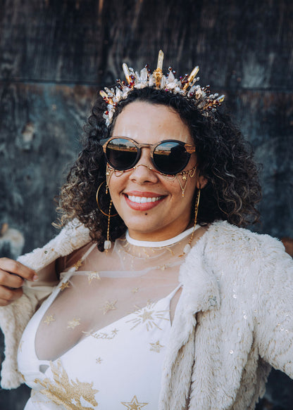 Couronne de quartz et chaîne de visage plaquée or, citrine et grenat. Bijou facial solaire, boho, festival, mariage alternatif, fait main à Montréal.