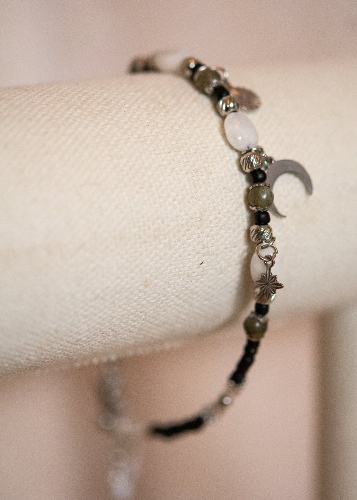 Bracelet de cheville acier inoxydable, pierre de lune, labradorite, fait main à Montréal. Accessoire boho pour festival, plage, look boho chic.