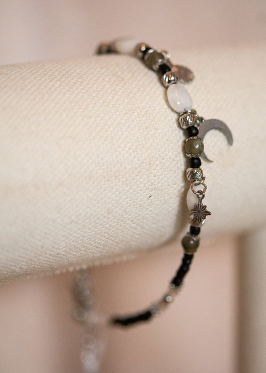 Bracelet de cheville acier inoxydable, pierre de lune, labradorite, fait main à Montréal. Accessoire boho pour festival, plage, look boho chic.