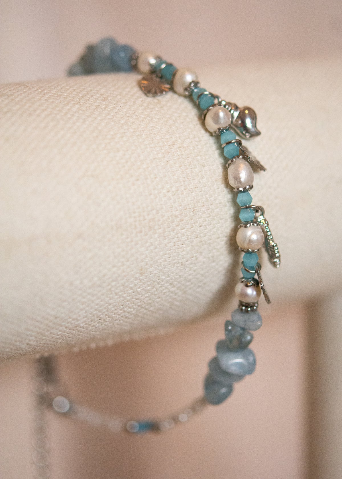 Bracelet de cheville acier inoxydable, aiguemarine brute, charms marins, fait main à Montréal. Bijou boho plage, festival.