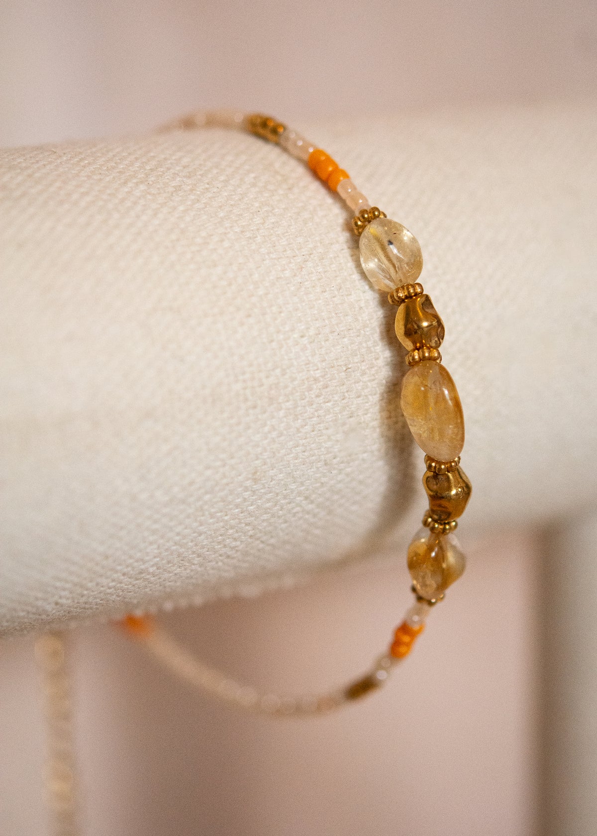 Bracelet de cheville acier inoxydable plaqué or, citrine, fait main à Montréal. Bijou boho pour festival, plage, été.