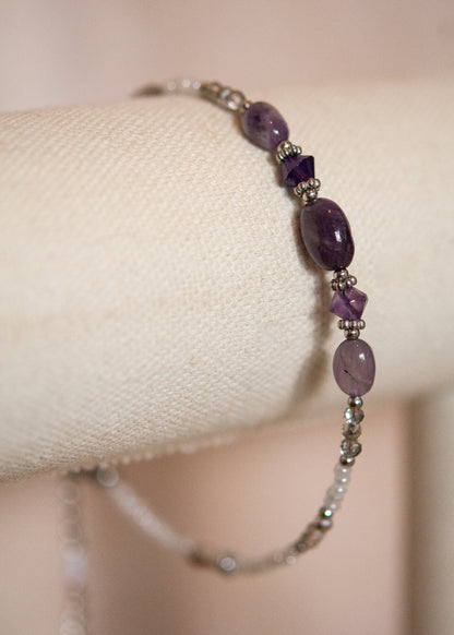 Bracelet de cheville acier inoxydable, améthyste, fait main à Montréal. Bijou boho mystique pour look boho chic, festival, plage.